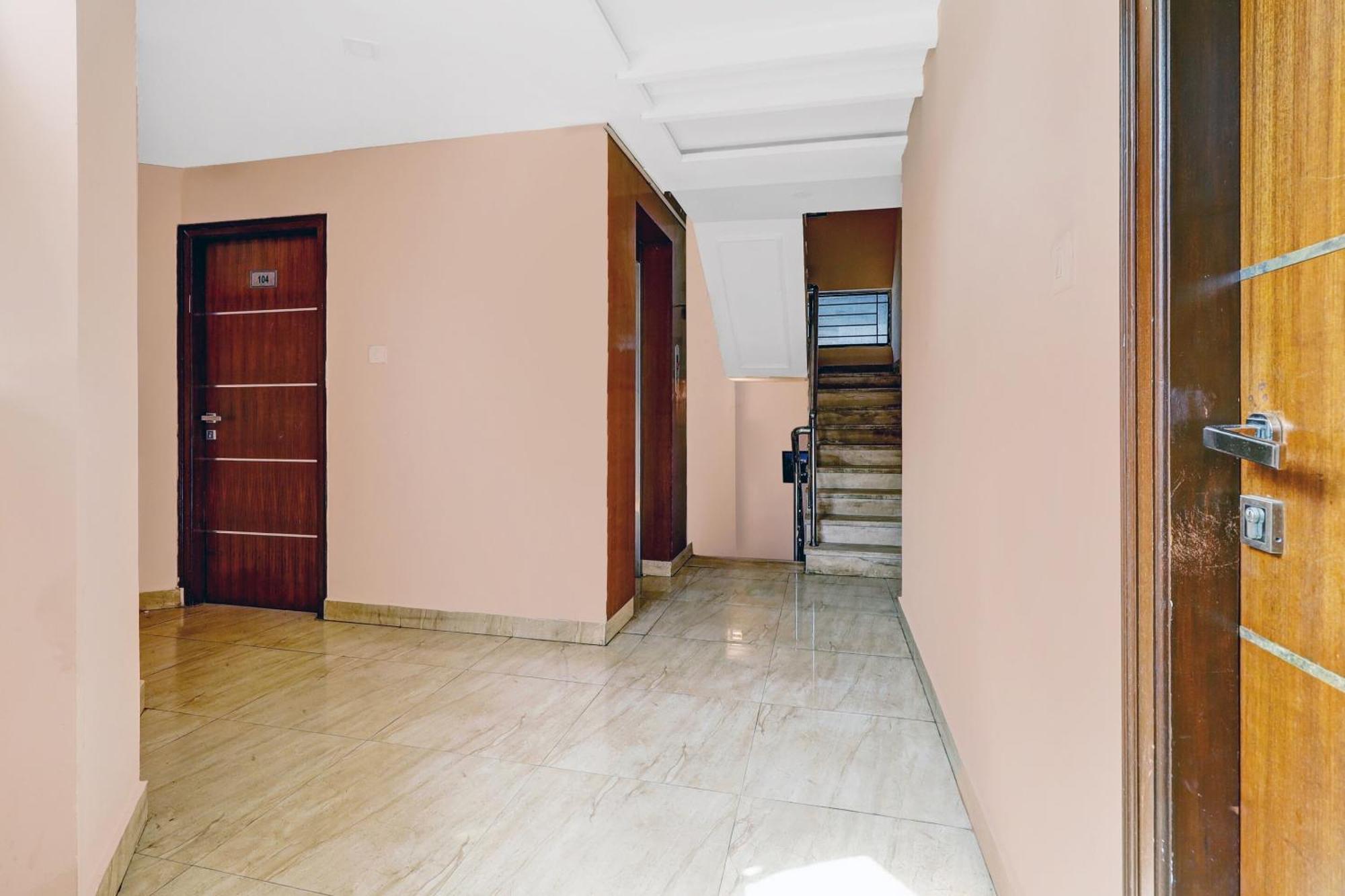 بنغالور Oyo Townhouse 82047 Srk Live Inn Castle Near Ragigudda Sri Prasanna Anjaneyaswamy Temple المظهر الخارجي الصورة